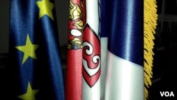 Arhiva - Zastave EU i Srbije.