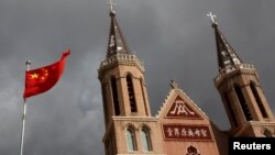 Bendera China berkibar di depan gereja Katolik di Desa Huangtugang, Provinsi Hebei, China, 30 September 2018. 