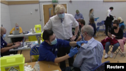 រូបឯកសារ៖ នាយករដ្ឋមន្ត្រី​អង់គ្លេស លោក BORIS JOHNSON ធ្វើ​ទស្សនកិច្ច​នៅ​មជ្ឈមណ្ឌល​ចាក់​វ៉ាក់សាំង​នៅ​កណ្តាល​ទីក្រុង​ឡុងដ៍។