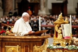 教宗方济各在梵蒂冈圣彼得大教堂引领年终感恩晚祷。(2021年12月31日)