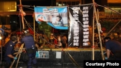 香港警方周五凌晨突袭清理旺角占领区路障（苹果日报图片）