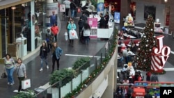 Para pengunjung berbelanja di Pentagon City Mall di Arlington, 22 Desember 2017. 