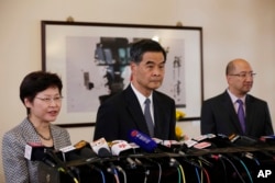 香港特首梁振英（中）在记者会上（2014年10月16日）