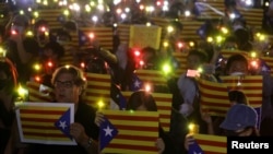 香港抗议者手举加泰罗尼亚独立运动的旗帜在中环遮打花园集会支持加泰罗尼亚的示威者。（2019年10月24日）