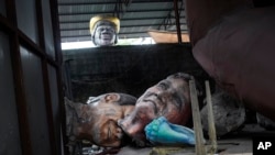 Aksesoris kendaraan hias terbengkalai di bengkel sekolah samba Unidos de Bangu di Rio de Janeiro, Brazil karena kegiatan dihentikan menyusul pandemi COVID-19, 9 Februari 2021. (Foto: Associated Press)