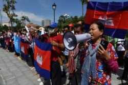 ក្រុម​បាតុករ​ប្រមូល​ផ្ដុំ​គ្នា​ក្នុង​អំឡុងពេល​ធ្វើ​បាតុកម្ម​មួយ​ដើម្បី​ប្រារព្ធ​ខួប​ទី​២៩ នៃ​កិច្ចព្រមព្រៀង​សន្ដិភាព​ទីក្រុង​ប៉ារីស​នៅ​មុខ​ស្ថានទូត​សហរដ្ឋអាមេរិក រាជធានី​ភ្នំពេញ ​ថ្ងៃទី២៣ ខែតុលា ឆ្នាំ២០២០។