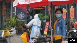 រូប​ឯកសារ៖ បុគ្គលិក​សុខាភិបាល​ចុះ​យក​សំណាក​ប្រជាពលរដ្ឋ​មួយ​កន្លែង​ក្នុង​រាជធានី​ភ្នំពេញ ថ្ងៃទី០៦ ខែមេសា ឆ្នាំ២០២១។ (ទុំ ម្លិះ/វីអូអេ) 