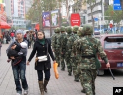 乌鲁木齐街头的武警