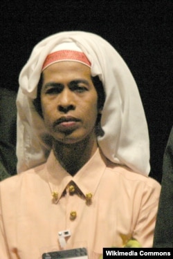 Bissu Puang Matoa Saidi, salah seorang dari sedikit golongan Bissu Bugis yang tersisa. (Foto: Wikipedia)