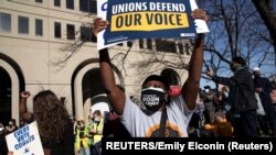 Sejumlah warga di Detroit, Michigan, bergembira setelah media melaporkan capres AS dari Partai Demokrat, Joe Biden, diproyeksikan menang pilpres 2020, 7 November 2020. (Foto: Reuters)