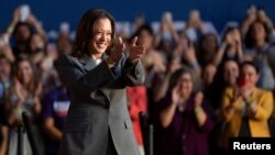 Wakil Presiden AS Kamala Harris menyapa audiens pada peringatan dua tahun pembatalan Roe v. Wade, di Phoenix, Arizona, AS, Senin 24 Juni 2024.
