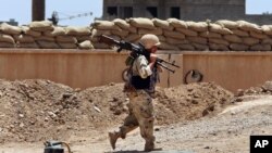 Ayah, 37, mengenakan niqab, menangis terharu ketika dipeluk oleh seorang polisi, dalam aksi demonstrasi untuk menentang larangan cadar, yang diikuti oleh sekitar 1.300 warga muslim dan non muslim di Kopenhagen, Denmark.