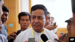 Ye Htut, Menteri Informasi Myanmar pada saat itu, berbicara kepada jurnalis dalam konferensi pers di gedung parlemen di Naypyitaw, Myanmar, pada 18 Agustus 2015. (Foto: AP/Khin Maung Win)