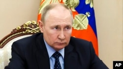 Presiden Rusia Vladimir Putin menghadiri rapat kabinet melalui konferensi video di Moskow, Rusia, Jumat, 8 Juli 2022. (Foto: Mikhail Klimentyev, Sputnik, Kremlin via AP)