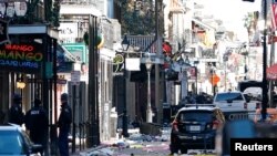 Puing-puing tampak berserakan di sepanjang jalan Bourbon menyusul insiden serangan truk ke arah kerumunan di French Quarter, New Orleans, Louisiana, pada 1 Januari 2025. (Foto: Marc Weiszer/USA Today via Reuters)