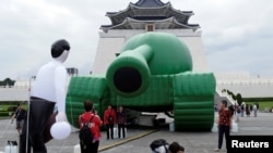 资料照：台湾民众参观台北自由广场中正纪念堂前为纪念六四事件30周年摆放的一个中国军队的坦克气球。（2019年5月21日）