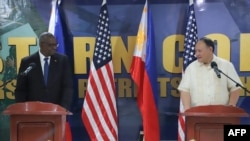 菲律宾国防部2024年11月19日公布的照片显示，菲律宾国防部长特奥多罗与美国国防部长奥斯汀在巴拉望省的菲律宾西部司令部举行联合记者会。