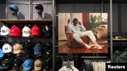 Merchandise Adidas terpasang di salah satu tokonya di Garden City. New York, pada 25 Oktober 2022. Adidas telah memutus kerja sama dengan rapper Kanye West akibat pernyataan antisemit yang dilontarkan oleh West. (Foto: Reuters/Shannon Stapleton)