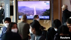 한국의 서울 시민들이 19일 북한 탄도미사일 발사 뉴스를 시청하고 있다. 