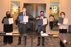 资料照片：美台官员2020年11月20日在华盛顿与台北启动首届“美台经济繁荣伙伴对话”中签署备忘录华盛顿实体会场。坐起美国在台协会蓝莺、美国副国务卿克拉奇、台湾经济部次长陈正祺、台湾驻美代表萧美琴。 （台湾驻美代表处提供)