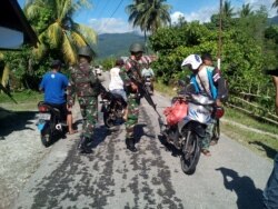 Personel TNI memeriksa kendaraan yang keluar masuk desa di Kabupaten Poso. (Foto: dok).