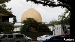 Mobil polisi terlihat di luar masjid Al Noor sehari pasca insiden penembakan di Christchurch, Selandia Baru 16 Maret 2019. (Foto: dok). 