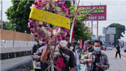 Karangan bunga dari KAMU sebagai simbol matinya keadilan dalam kasus Udin. (Foto: VOA/Nurhadi)