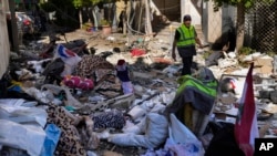 2024年10月3日，在一次空袭击中黎巴嫩贝鲁特市中心一栋多层建筑内的公寓后，一名真主党医护人员在废墟中行走。 