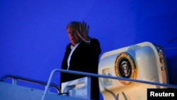 美国总统特朗普结束对印度为期两天的访问后，乘坐空军一号抵达位于美国马里兰州的安德鲁斯联合基地（2020年2月26日）。