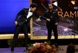 Trevor Noah (kiri) dan Ringo Starr menjadi host ajang Grammy Award ke-63 di Los Angeles Convention Center, 14 Maret 2021.(AP Photo/Chris Pizzello)