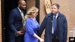 Aktris film panas Stormy Daniels meninggalkan Studio ABC setelah tampil pada acara "The View" pada 17 April 2018, di New York. 