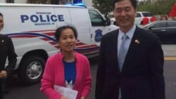 2015年9月25日，访问华盛顿的习近平手下官员收下李焕君递交的状纸材料（李焕君推特图片）