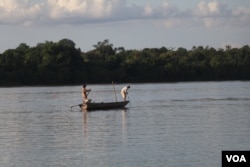 រូបឯកសារ៖ បុរស​ពីរនាក់ នេសាទត្រី​នៅ​ទន្លេមេគង្គ ក្នុង​ភូមិសាស្រ្ត​ខេត្តក្រចេះ កាលពី​ខែមិថុនា ឆ្នាំ២០២០។ (ស៊ុន ណារិន/វីអូអេ)