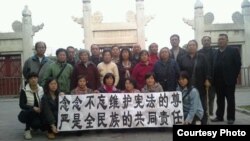 上海、吉林等地访民在北京日坛公园拉维宪横幅迎接中共三中全会。 (64天网图片)