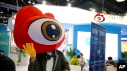 北京举行的全球移动互联网大会上的新浪微博的展台。（资料照片）