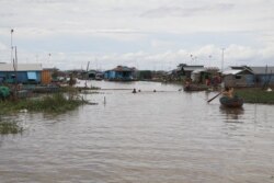 A group of children swim in Kampong Luong fishing lake, Pursat province, Cambodia, August 9, 2020 (Sun Narin/VOA Khmer)