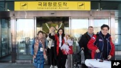 Sekelompok wisatawan Rusia, kemungkinan besar wisatawan asing pertama dari negara mana pun yang memasuki Korea Utara sejak pandemi, tiba di Bandara Internasional Pyongyang di Pyongyang, Korea Utara, 9 Februari 2024. (Foto: Cha Song Ho/AP Photo)