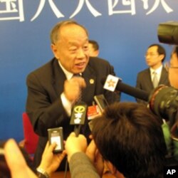 李肇星会后被记者团团围住