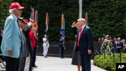 美国总统特朗普6月25日在韩战老兵纪念碑献花圈。