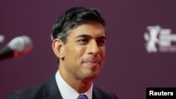 Perdana Menteri Inggris Rishi Sunak tiba pada sebuah pertemuan di Riga, Latvia, pada 19 Desember 2022. (Foto: Reuters/Ints Kalnins)