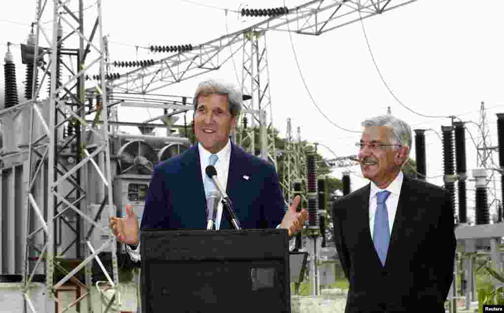 John Kerry speaks alongside Pakistan&#39;s Minister for Water and Power Khawaja Asif during their visit to an Islamabad electric supply company substation, August 1, 2013.