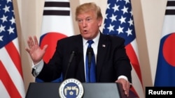 美国总统川普在首尔青瓦台在与韩国总统文在寅共同召开的联合记者会上讲话。（2017年11月7日）