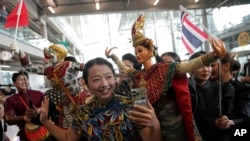 资料照片:泰国素万那普国际机场举行活动,欢迎中国游客。(2023年9月25日)