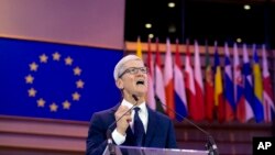 苹果公司首席执行官库克在布鲁塞尔欧洲议会讲话时呼吁建立数字数据隐私法。（2018年10月24日）