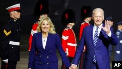 美国总统拜登和第一夫人吉尔·拜登（Jill Biden）乘坐空军一号抵达位于英国康沃尔郡纽基镇（Newquay）的康沃尔机场（Cornwall Airport Newquay），前来参加本周召开的七国集团（G7）峰会。（2021年6月10日）