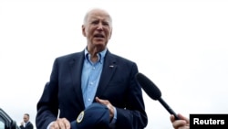 Američki predsednik Džo Bajden razgovara sa medijima pred polazak u Južnu Karolinu, 2. oktobra 2024.