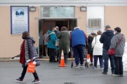 Orang-orang mengantri untuk menerima vaksin COVID-19 Pfizer di pusat vaksinasi komunitas pop-up di Gateway World Christian Center di Valley Stream, New York, AS, 23 Februari 2021. (Foto: Reuters)
