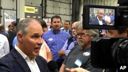 美国环保署署长斯科特·普鲁特星期一在肯塔基州一个煤矿工人用品商店讲话后答记者问（2017年10月9日）
