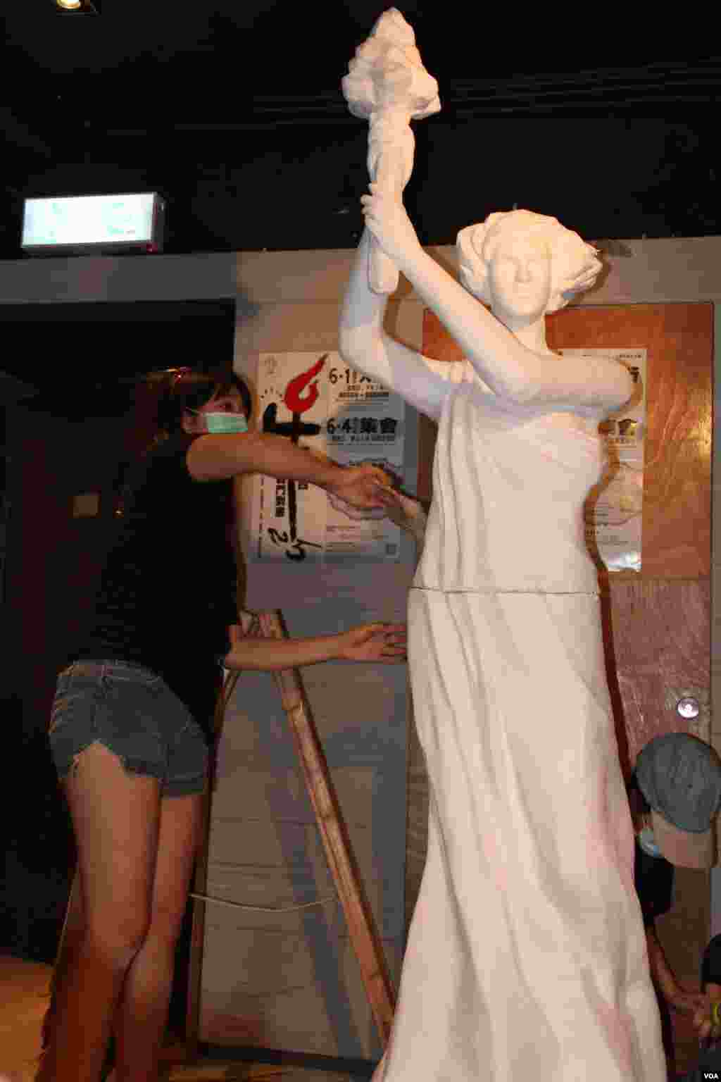 香港支联会将民主女神像运送到六四纪念馆竖立(美国之音图片/海彦拍摄)