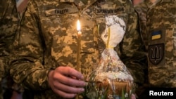 កងកម្លាំង​ពិសេស​អ៊ុយក្រែន​នៅ​ព្រះវិហារ St Michael's Cathedral មុន​នឹង​បុណ្យ​គ្រឹះស្មាស​ក្នុង​ទីក្រុង​កៀវ